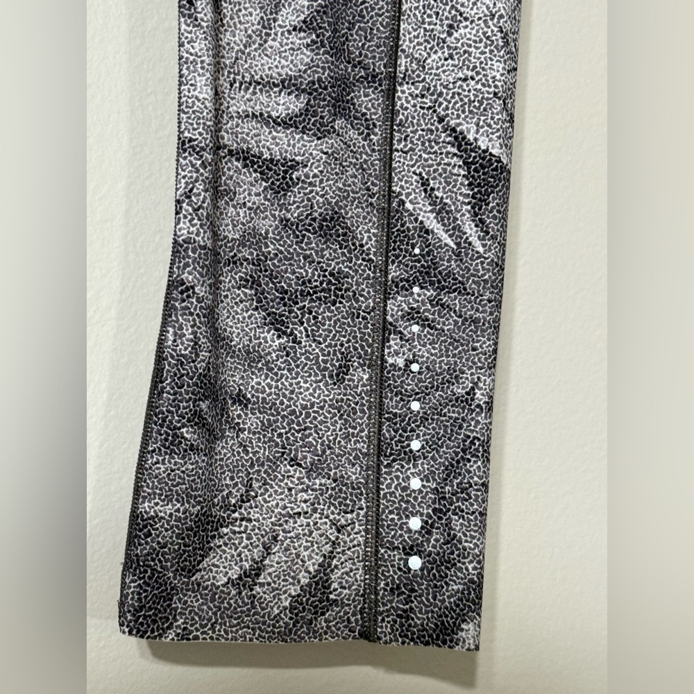 High-Rise Tropical Fern Print Lululemon Gray Crop Leggings Size 4 - Picture 5 of 12